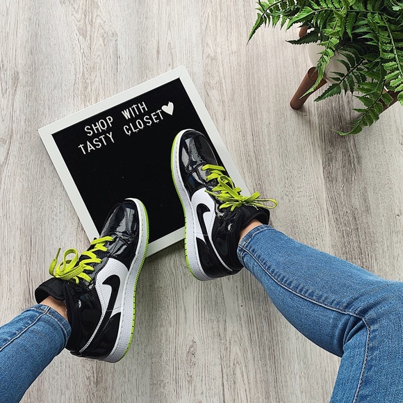 Nike Shoes - Nike air jordan 1 mid sneakers